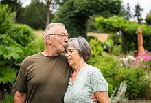 Ein Mann küsst seine Frau auf die Stirn - Benjamin Nolte/dpa-tmn