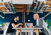 Zwei Männer in einem Gespräch - Zacharie Scheurer/dpa-tmn/dpa