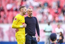 Peter Gulacsi (l) und Trainer Marco Rose RB Leipzig - Jan Woitas/dpa