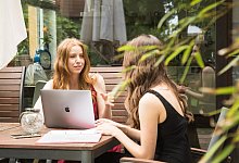 Zwei junge Frauen lernen gemeinsam - Christin Klose/dpa-tmn