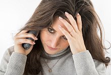 Frau am Telefon - Foto: Christin Klose/dpa-tmn