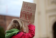 Ein Kind hält ein Schild mit der Aufschrift Kitas öffnen! während einer Demonstration gegen die Beschränkungen wegen des - imago images/Martin Müller