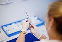 Eine Krankenschwester zieht im Impfzentrum Freising den Impfstoff Nuvaxovid auf eine Spritze auf. - Matthias Balk/dpa