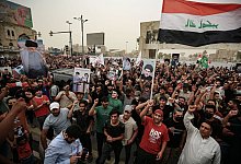 Anh&auml;nger des schiitischen Geistlichen al-Sadr nehmen an einer Kundgebung auf dem Tahrir-Platz teil. - Ameer Al-Mohammedawi/dpa