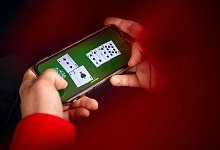 Glücksspiel am Handy - Foto: Sina Schuldt/dpa/dpa-tmn