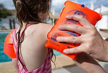 Um im Wasser sicher zu sein, m&uuml;ssen Schwimmfl&uuml;gel richtig sitzen und die passende Gr&ouml;&szlig;e haben. - Florian Schuh/dpa-tmn