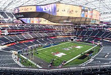 Ein Vorbild für den Fußball? Für den Super Bowl LVI sollte die größte LED-Videowall der Welt den Zuschauern ein modernes Stadionerlebnis bieten. - Maximilian Haupt/dpa