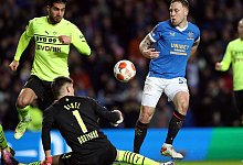 Dortmunds Torh&uuml;ter Gregor Kobel blockt einen Torschuss von Glasgows Scott Arfield (l). - Scott Heppell/AP/dpa
