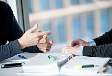 Verhandlung mit der Chefin - Foto: Zacharie Scheurer/dpa-tmn