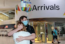 Zwei Personen umarmen sich in der Ankunftshalle am Flughafen Perth. Australien &ouml;ffnet nach fast zwei Jahren wieder seine Grenzen f&uuml;r internationale Touristen. - Richard Wainwright/AAP/dpa