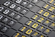 Abflugtafel - Foto: Fredrik von Erichsen/dpa/dpa-tmn