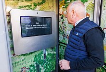 Lob auf Knopfdruck - Dorf unterh&auml;lt Schulterklopfmaschine - Foto: Philipp von Ditfurth/dpa