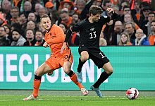 Thomas M&uuml;ller (r) in Aktion gegen den Niederl&auml;nder Teun Koopmeiners. - Federico Gambarini/dpa