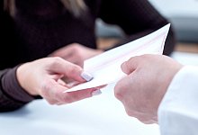 Eine Frau mit einem Rezept in der Apotheke - Foto: Christin Klose/dpa-tmn