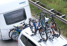 Fahrr&auml;der auf einem Fahrzeugdach - Foto: Peter Steffen/dpa