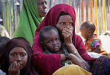 Somalier, die aus d&uuml;rregeplagten Gebieten geflohen sind, sitzen in einem behelfsm&auml;&szlig;igen Lager am Rande der Hauptstadt Mogadischu. - Farah Abdi Warsameh/AP/dpa