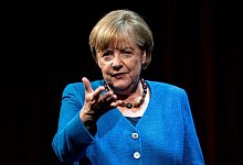 Die ehemalige Bundeskanzlerin Angela Merkel (CDU) spricht im Berliner Ensemble mit Spiegel-Reporter Alexander Osang. - Fabian Sommer/dpa