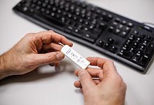 K&ouml;nnen Unternehmens Corona-Tests vorschreiben? Mit dieser Frage besch&auml;ftigt sich jetzt das Bundesarbeitsgericht. - Matthias Balk/dpa