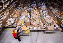 Pakete - Foto: Rolf Vennenbernd/dpa