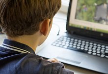 Kind vor Laptop - Foto: Christin Klose/dpa-tmn