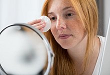 Abschminken mit Mizellenwasser - Foto: Christin Klose/dpa-tmn