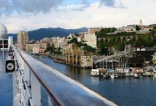 &laquo;Costa NeoRiviera&raquo; im Hafen von Savona - Foto: Andrea Warnecke/dpa-tmn