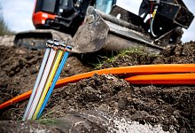 Beim Hausbau an Glasfaseranschluss denken - Foto: Sina Schuldt/dpa/dpa-tmn