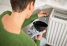 Luft raus: Das Entlüften der Heizkörper im kommenden Herbst kann bei Sparen von Heizkosten helfen. - Christin Klose/dpa-tmn