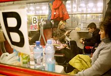 Flüchtlinge aus der Ukraine sitzen am Bahnhof in einem Personenzug in Richtung Deutschland. - Zbigniew Meissner/PAP/dpa