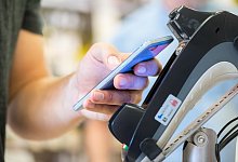 Handy statt Geldbeutel z&uuml;cken - Foto: Franziska Gabbert/dpa-tmn