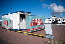 Corona-Schnelltests an der F&auml;hre - Foto: Sina Schuldt/dpa