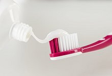 Zahnpasta auf einer Zahnb&uuml;rste - Foto: Christin Klose/dpa-tmn