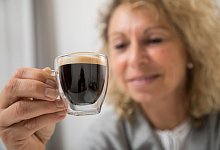 Eine Frau mit einer Tasse Kaffee - Foto: Christin Klose/dpa-tmn