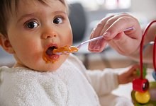 Yummi, es gibt Brei - Foto: Mascha Brichta/dpa-tmn