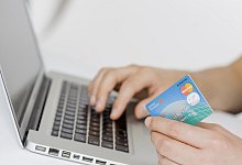 Shopping am Computer - Foto: Monique W&uuml;stenhagen/dpa-tmn