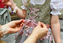 Kind mit Dirndl - Foto: Jens Kalaene/dpa-Zentralbild/dpa-tmn