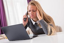 Genervt vom Telefon - Foto: Christin Klose/dpa-tmn