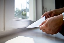 So findet man heraus, ob ein Fenster dicht ist: Ein eingeklemmtes Blatt Papier sollte fest sitzen. - Zacharie Scheurer/dpa-tmn