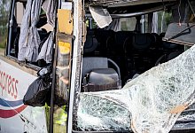 Zerst&ouml;rter Reisebus - Foto: Fabian Sommer/dpa