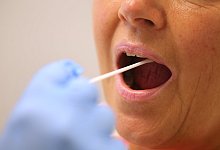 Abstrich f&uuml;r Corona-Test - Foto: Karl-Josef Hildenbrand/dpa