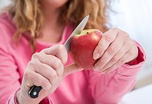 Vorsicht mit dem Apfel - Foto: Christin Klose/dpa-tmn