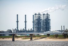 Die Fl&auml;che vor dem Industriepark Stade ist Teil der zuk&uuml;nftigen Hafenerweiterung f&uuml;r das geplante Import-Terminal f&uuml;r Fl&uuml;ssigerdgas. - Sina Schuldt/dpa