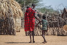 Ein Vater hilft seinem unterern&auml;hrten Sohn beim Gehen in der N&auml;he ihrer H&uuml;tte in dem Dorf Lomoputh im Norden Kenias. Die Hungerkrise in der Welt spitzt sich dramatisch zu. - Brian Inganga/AP/dpa