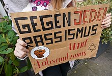 Ein Plakat bei einer Demonstration gegen Rassismus in Halle. - Peter Endig/dpa-Zentralbild/dpa