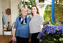 Bevor Olha (r) zu ihrer Gastgeberin Ulla nach Berlin-Friedenau kam, wohnte sie in einer Erstaufnahmeeinrichtung auf dem Gel&auml;nde einer ehemaligen Nervenklinik in Berlin-Reinickendorf. - Christoph Soeder/dpa