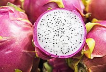 Eine Drachenfrucht - Foto: Robert Günther/dpa-tmn