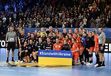 Vor dem Spiel setzten die deutschen und die niederl&auml;ndischen Nationalspielerinnen ein Zeichen der Solidarit&auml;t mit der Ukraine. - Federico Gambarini/dpa