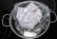 Auskochen im Topf - Foto: Laura Ludwig/dpa-tmn