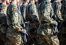 Soldaten der Bundeswehr laufen über den Appellplatz im niedersächsischen Seedorf. - Sina Schuldt/dpa