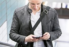 Mann mit Handy - Foto: Christin Klose/dpa-tmn